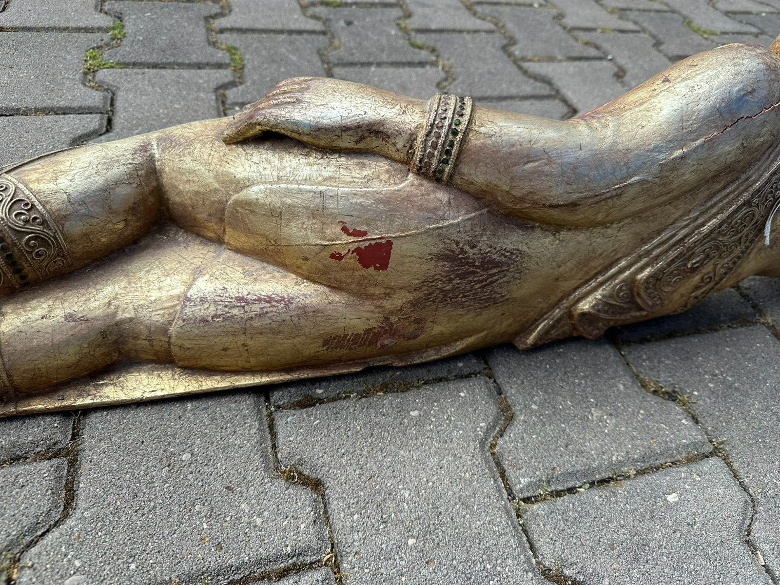 Grosse Thailändische Skulptur aus Holz vergoldet liegender Buddha