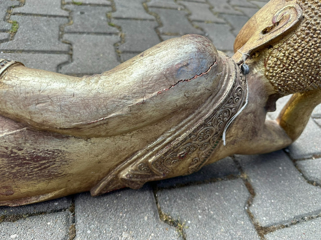 Grosse Thailändische Skulptur aus Holz vergoldet liegender Buddha