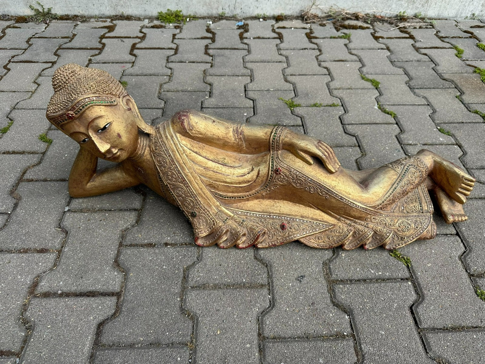 GROSSE THAILÄNDISCHE SKULPTUR AUS HOLZ VERGOLDET LIEGENDER BUDDHA