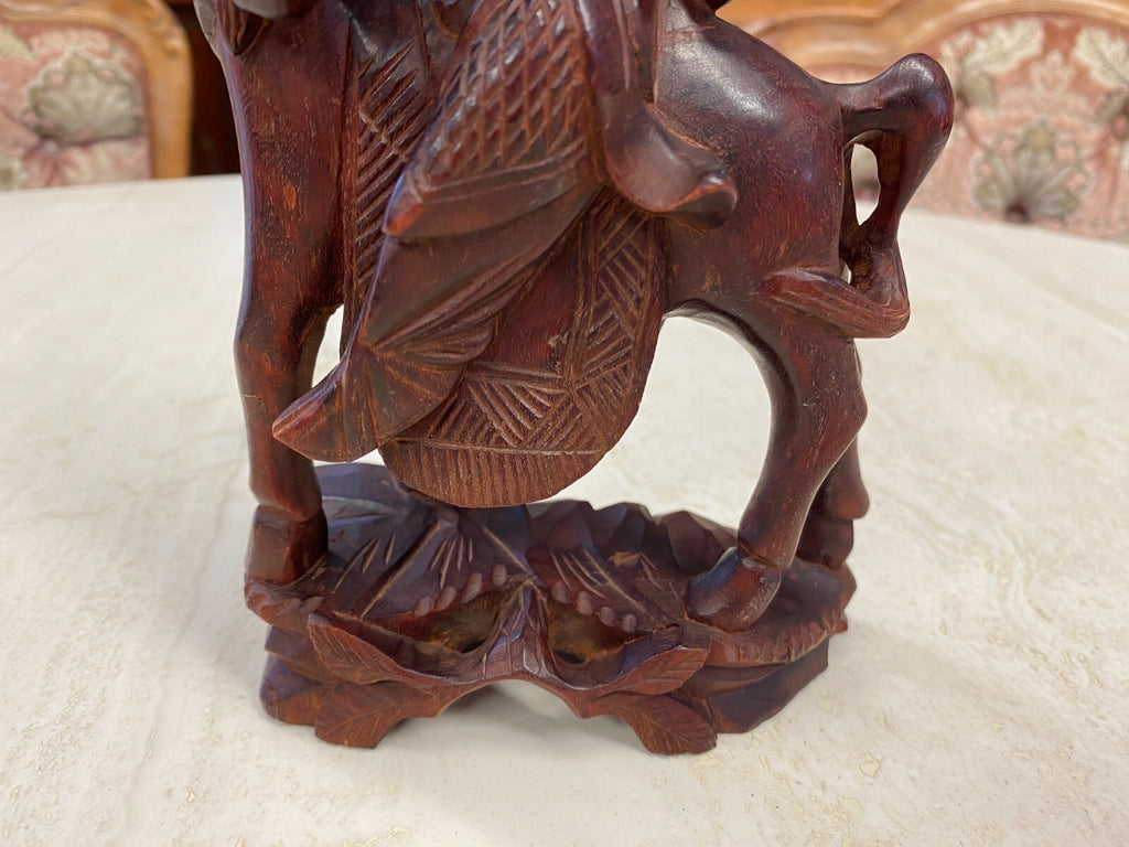China Skulptur aus Holz Mann auf Pferd 21cm hoch