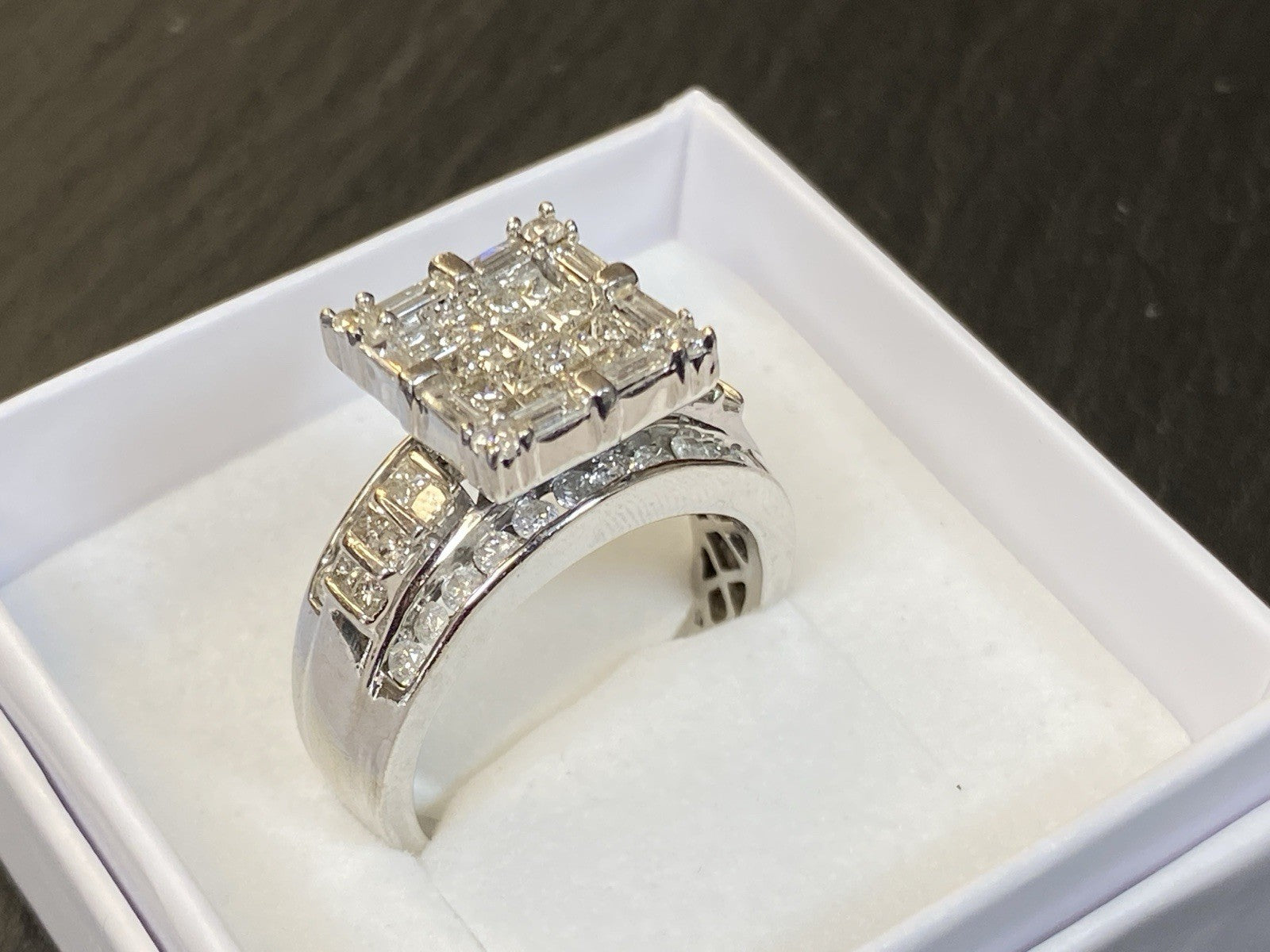 Herausragender Ring mit Diamanten Weissgold 585 Grösse 62,5 1,94ct P/f 9,29g