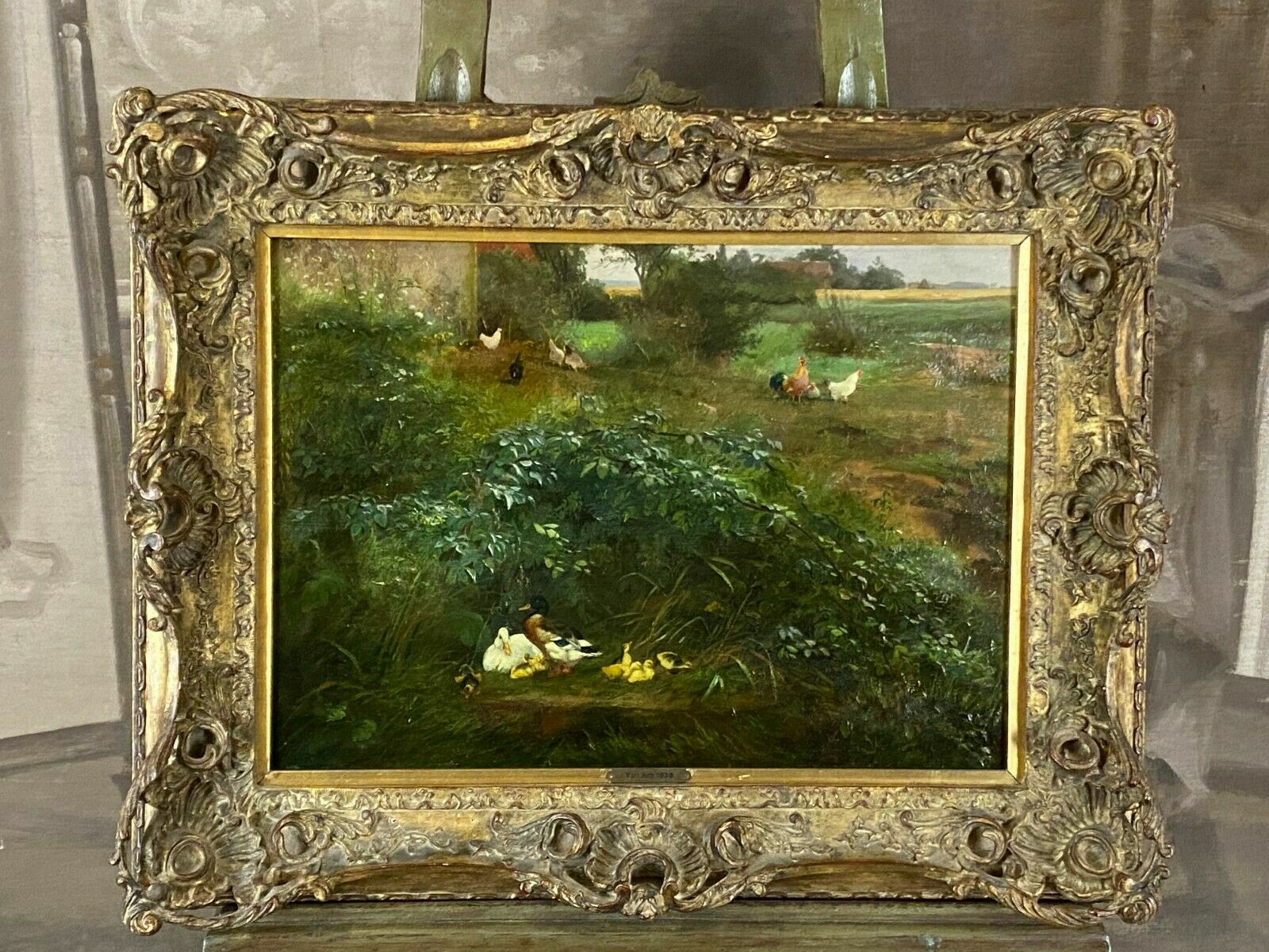 ÖL GEMÄLDE FEDERVIEH AM GEHÖF IM PRUNKRAHMEN AUF KARTON Carl I JUTZ (1838-1916)