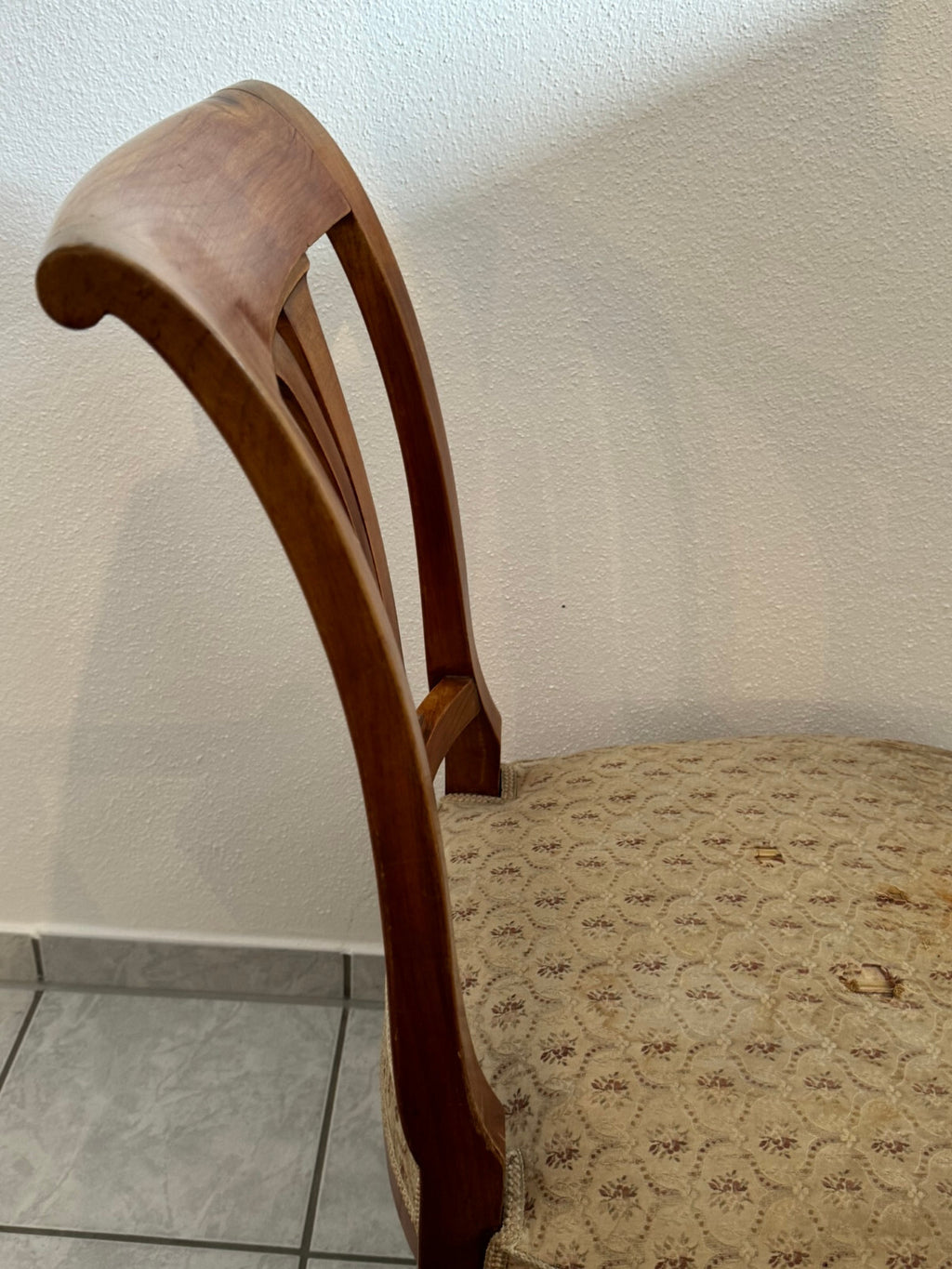Antiker Biedermeier Stuhl um 1860 Nussbaum