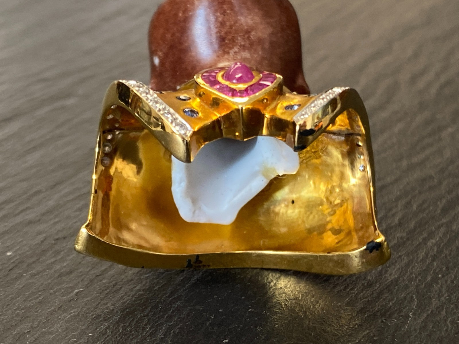 Kati Zorn Anhänger aus Porzellan 18K Goldfassung Diamanten 0.44ct Saphire Rubine