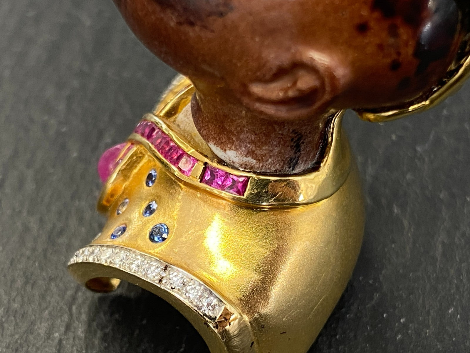 Kati Zorn Anhänger aus Porzellan 18K Goldfassung Diamanten 0.44ct Saphire Rubine