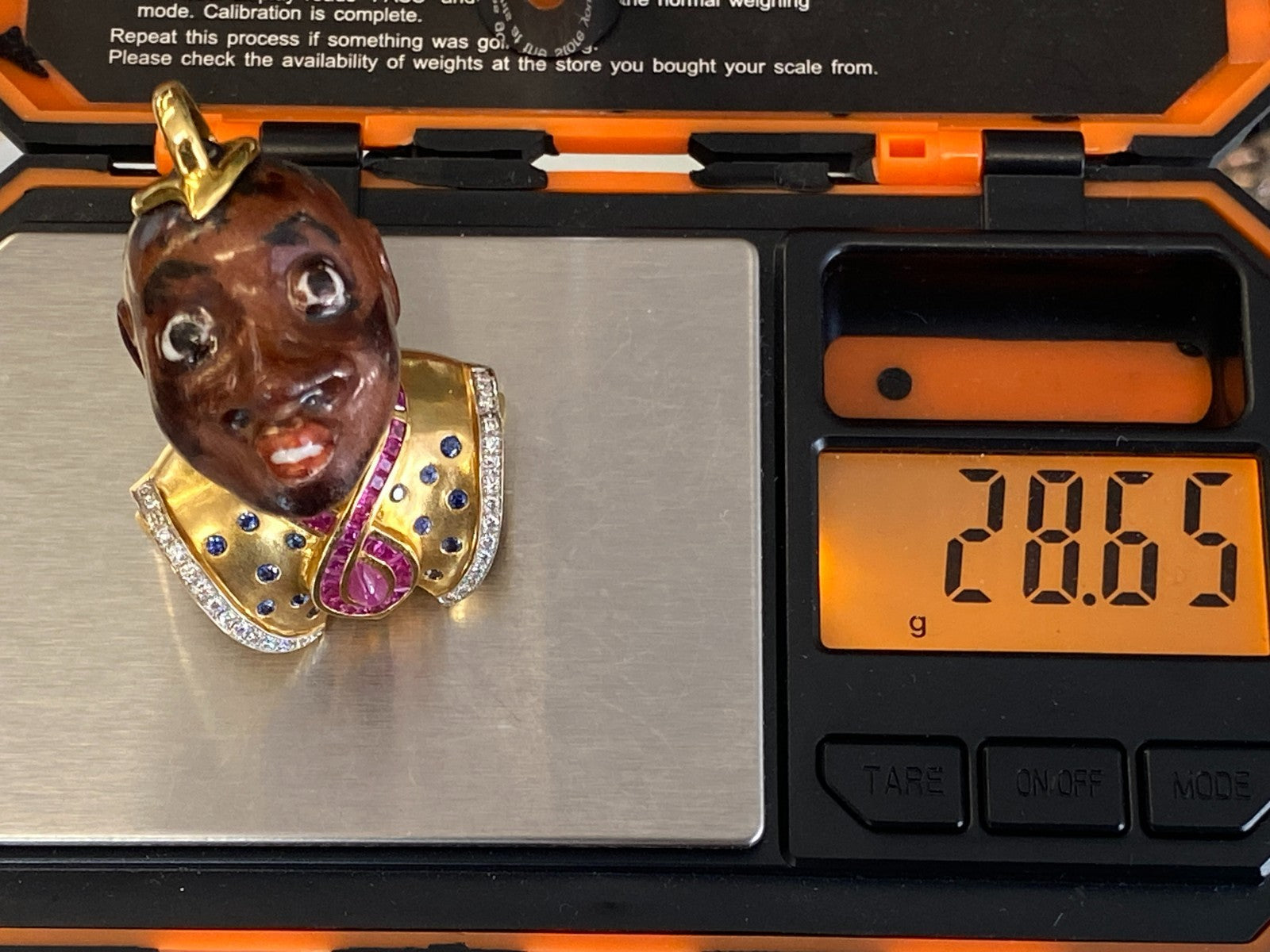 Kati Zorn Anhänger aus Porzellan 18K Goldfassung Diamanten 0.44ct Saphire Rubine