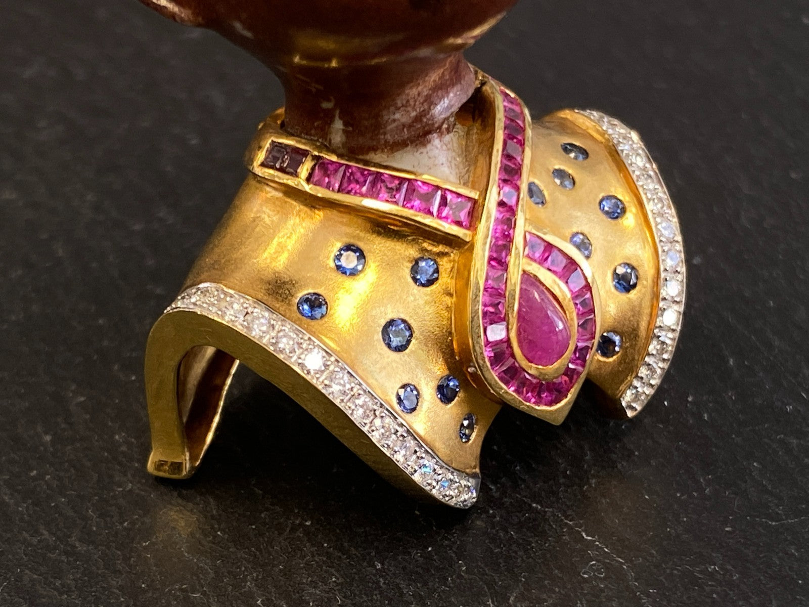 Kati Zorn Anhänger aus Porzellan 18K Goldfassung Diamanten 0.44ct Saphire Rubine