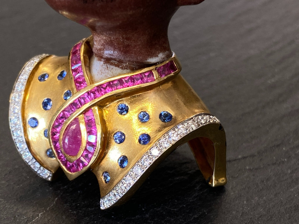 Kati Zorn Anhänger aus Porzellan 18K Goldfassung Diamanten 0.44ct Saphire Rubine