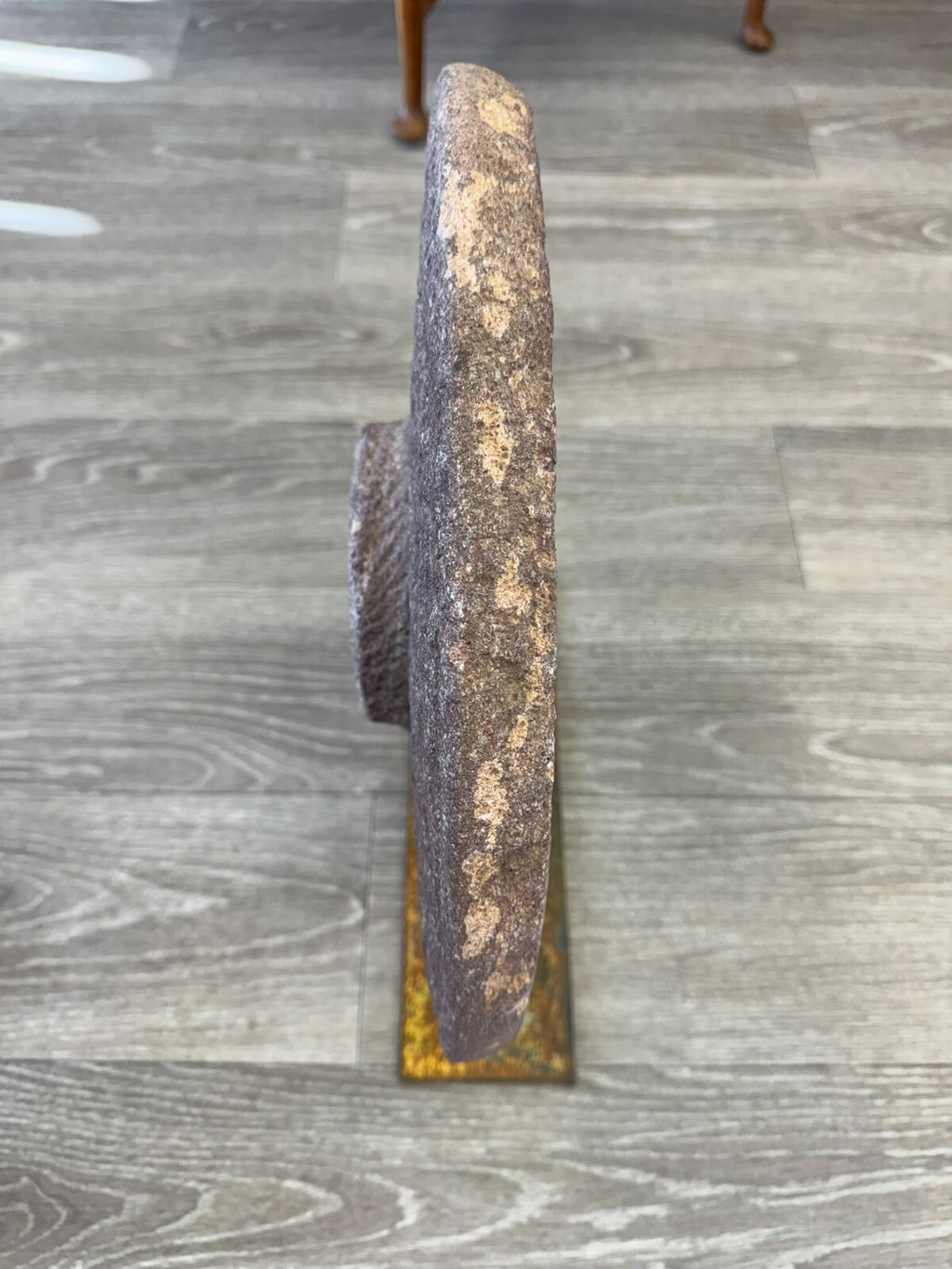 Antiker 44cm Mahlstein aus Granit Wohl China auf Eisen Podest montiert