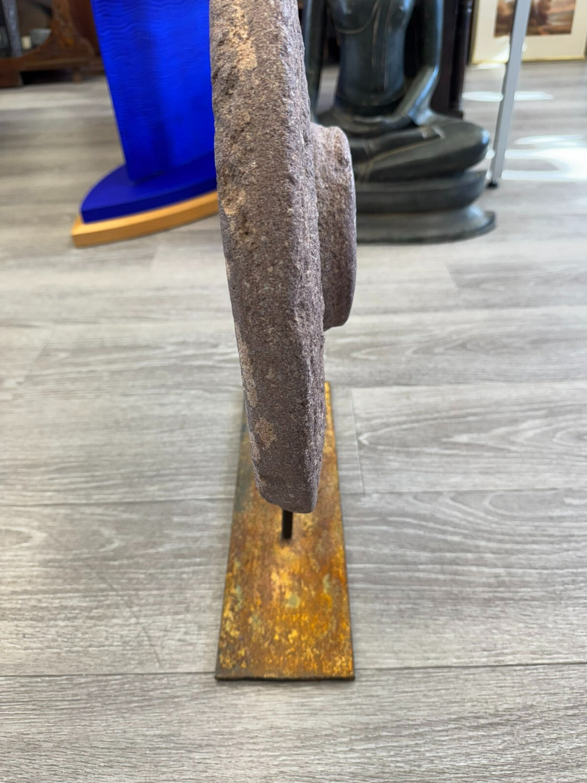 Antiker 44cm Mahlstein aus Granit Wohl China auf Eisen Podest montiert