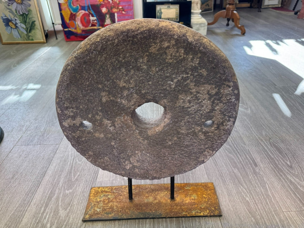 Antiker 44cm Mahlstein aus Granit Wohl China auf Eisen Podest montiert