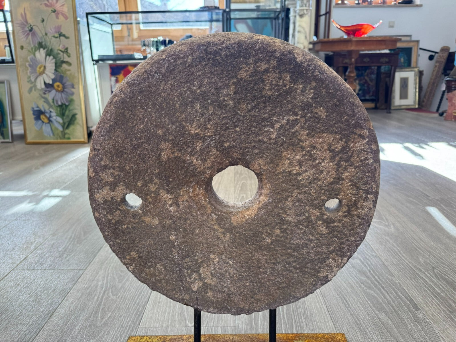 Antiker 44cm Mahlstein aus Granit Wohl China auf Eisen Podest montiert