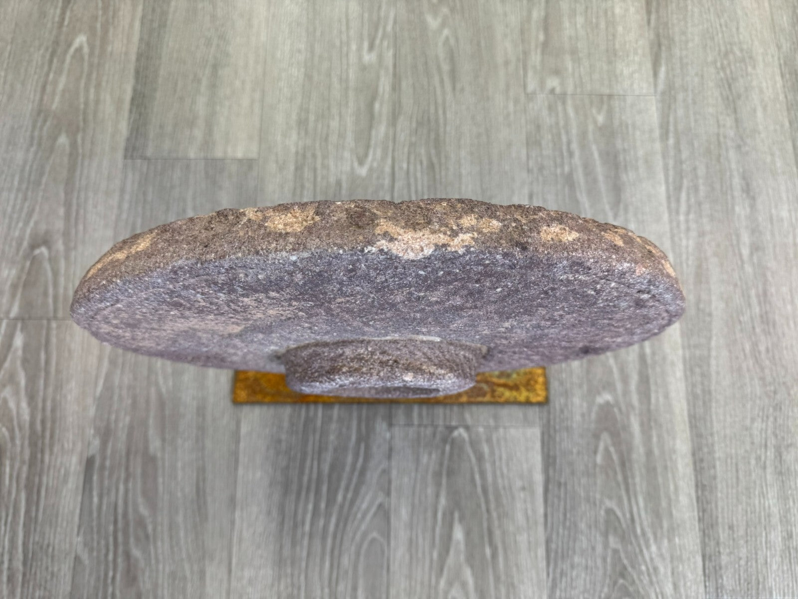 Antiker 44cm Mahlstein aus Granit Wohl China auf Eisen Podest montiert