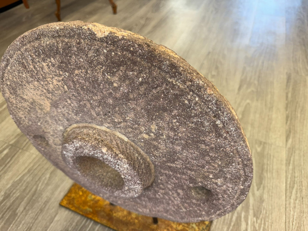 Antiker 44cm Mahlstein aus Granit Wohl China auf Eisen Podest montiert