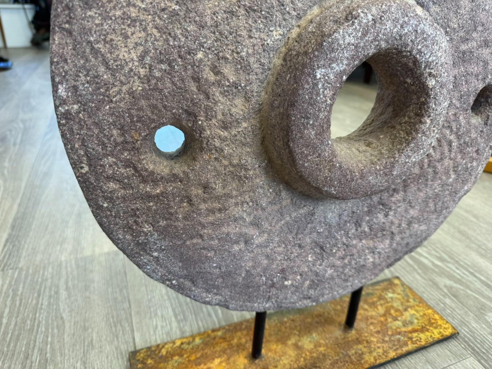 Antiker 44cm Mahlstein aus Granit Wohl China auf Eisen Podest montiert