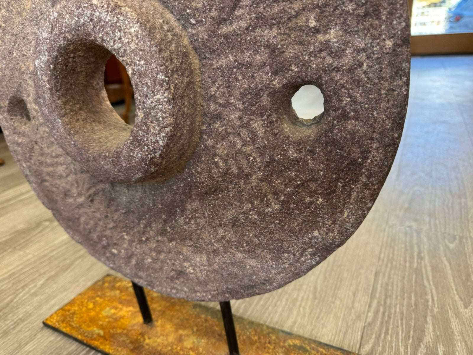 Antiker 44cm Mahlstein aus Granit Wohl China auf Eisen Podest montiert