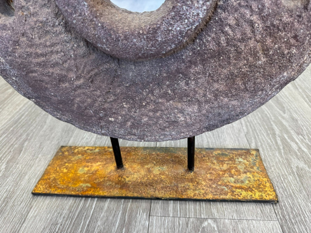 Antiker 44cm Mahlstein aus Granit Wohl China auf Eisen Podest montiert