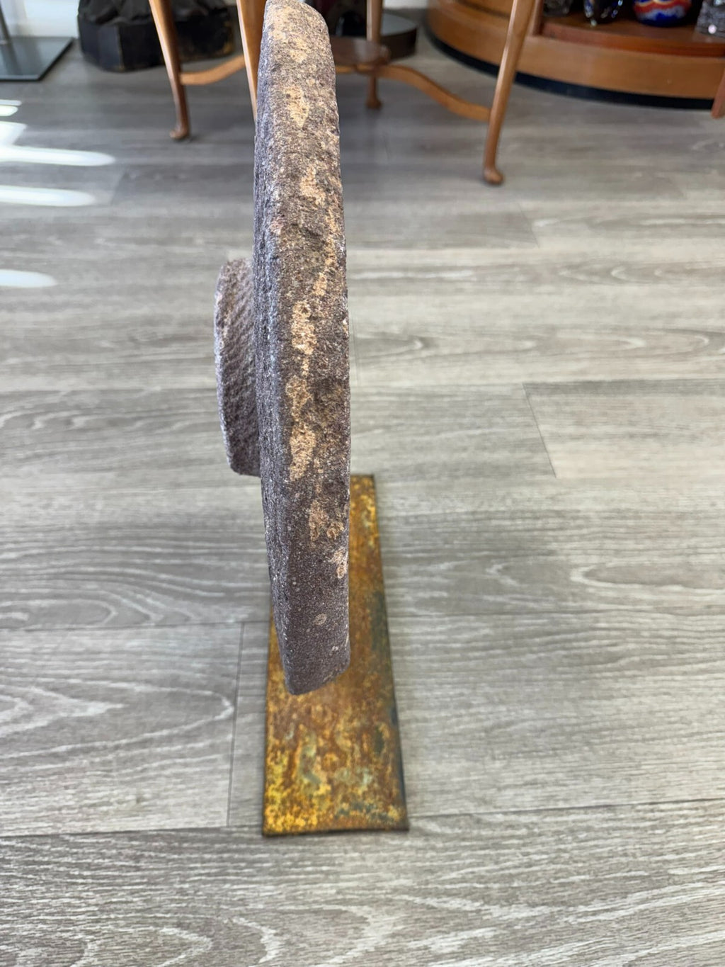 Antiker 44cm Mahlstein aus Granit Wohl China auf Eisen Podest montiert