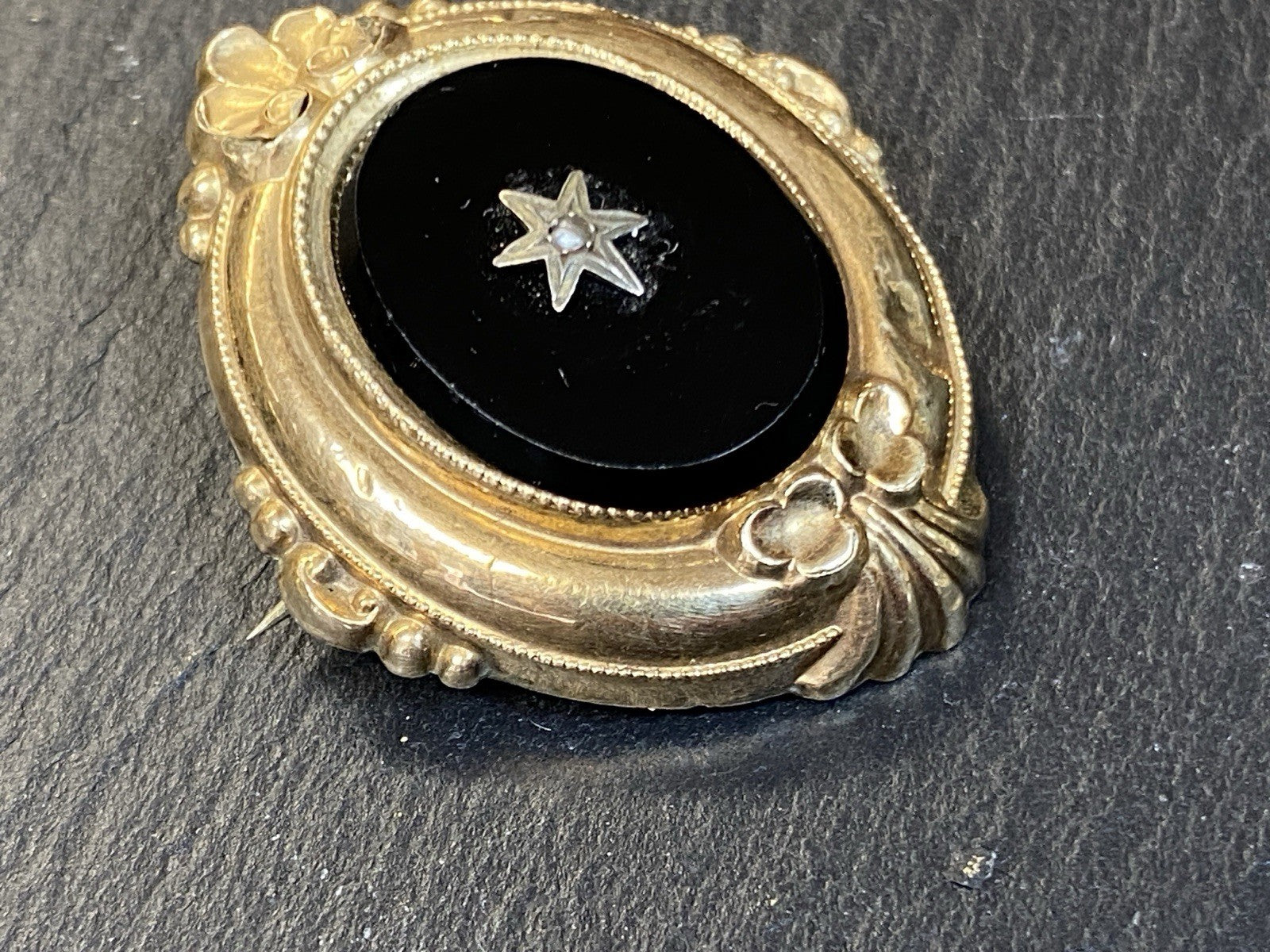 Biedermeier Brosche Onyx Perle Altgelötet Silber vergoldet