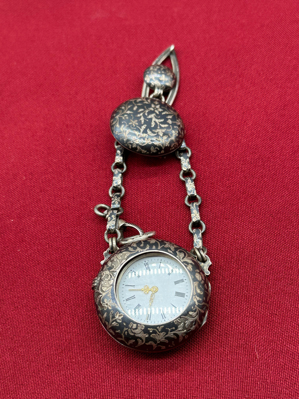 ANTIKE CHATELAINE FÜR TASCHENUHR UM 1880 AUS TULA SILBER MIT DEFEKTER UHR