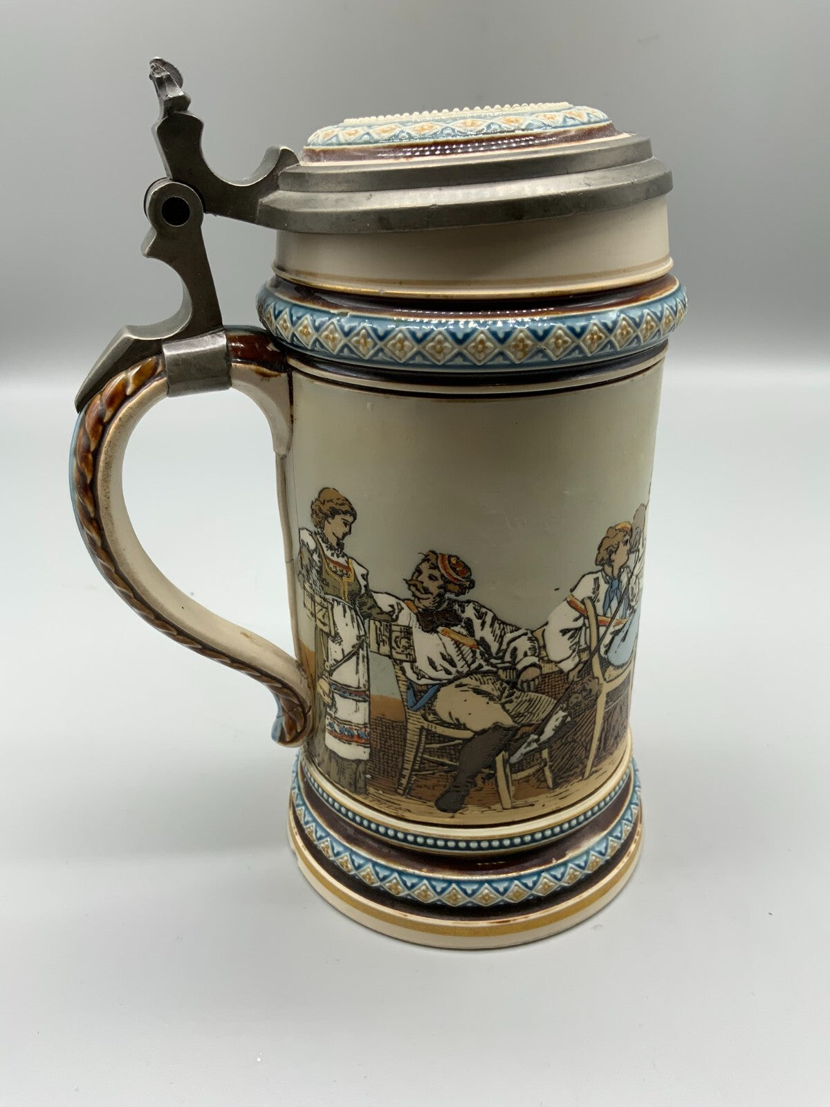 Antiker Krug Steingut Mettlach Villeroy &amp; Boch Emaille Polychromie Personen