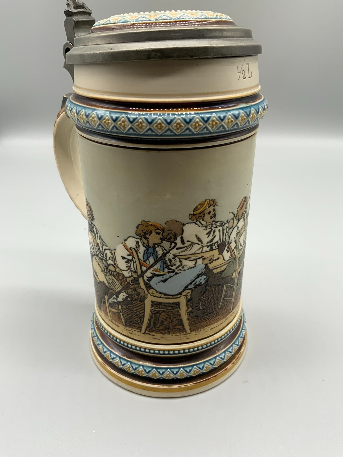Antiker Krug Steingut Mettlach Villeroy &amp; Boch Emaille Polychromie Personen