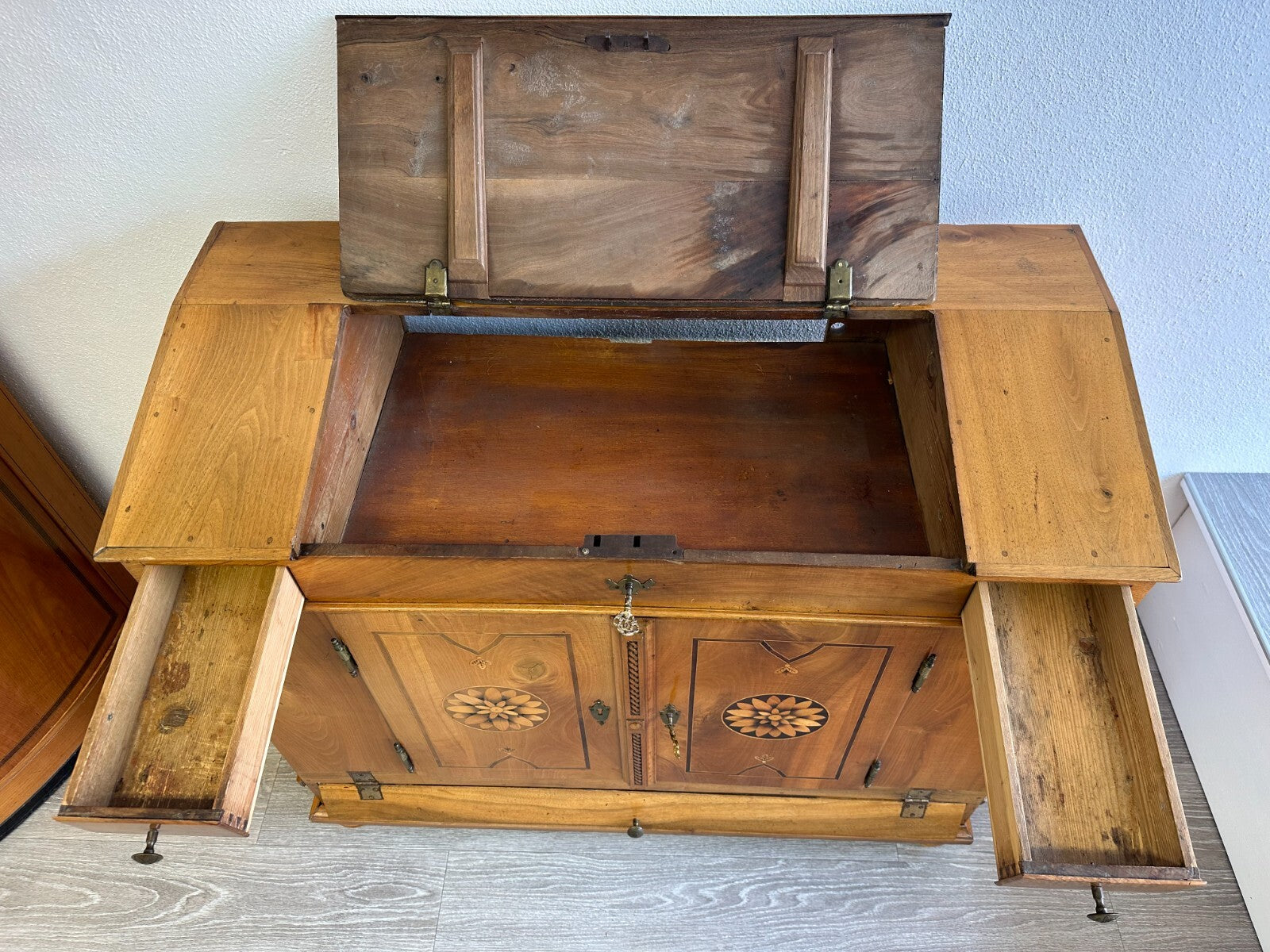 Antiker Louis Seize Sekretär um 1780 / 1800 Nussbaum furniert mit Intarsien