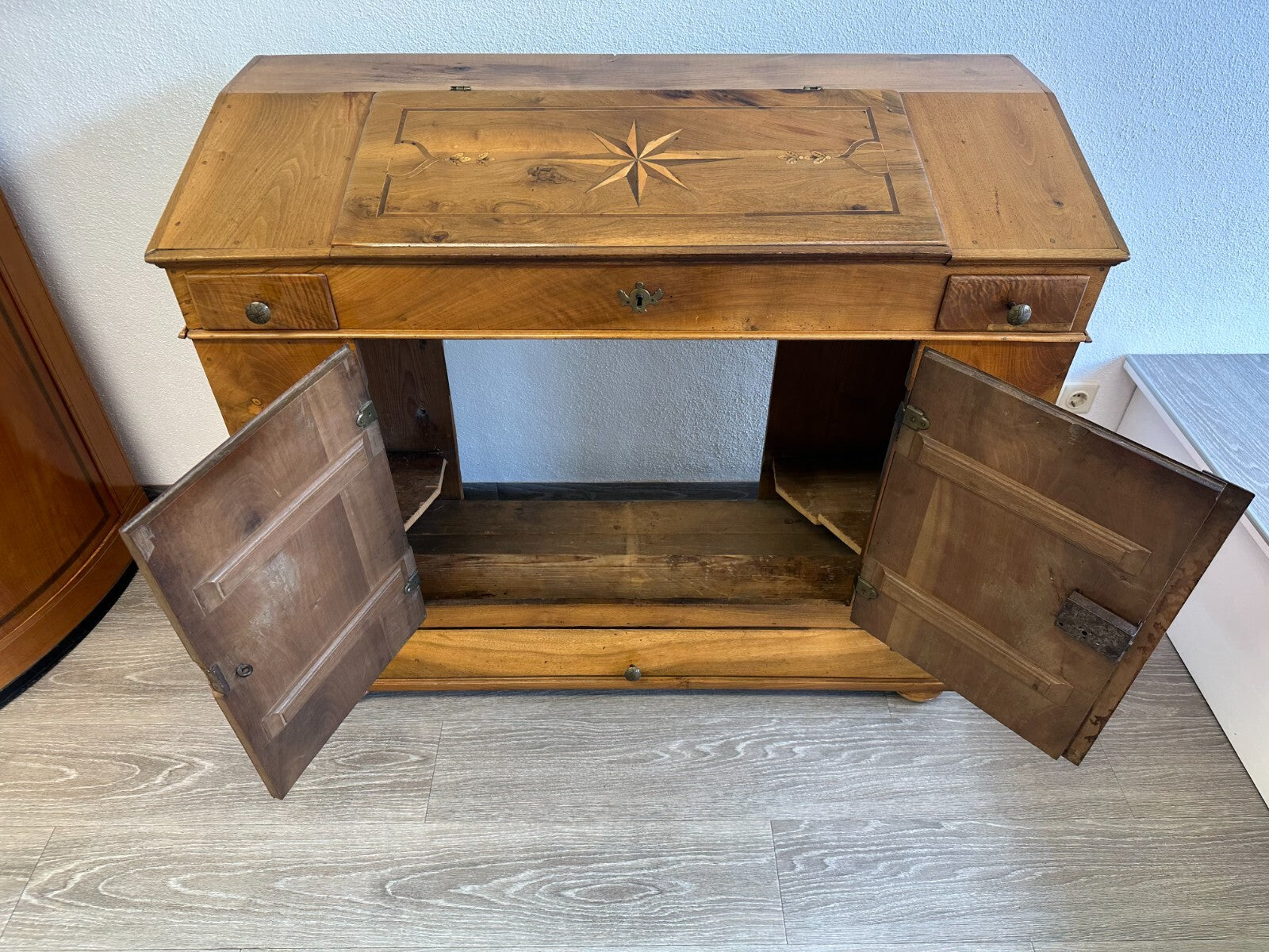 Antiker Louis Seize Sekretär um 1780 / 1800 Nussbaum furniert mit Intarsien
