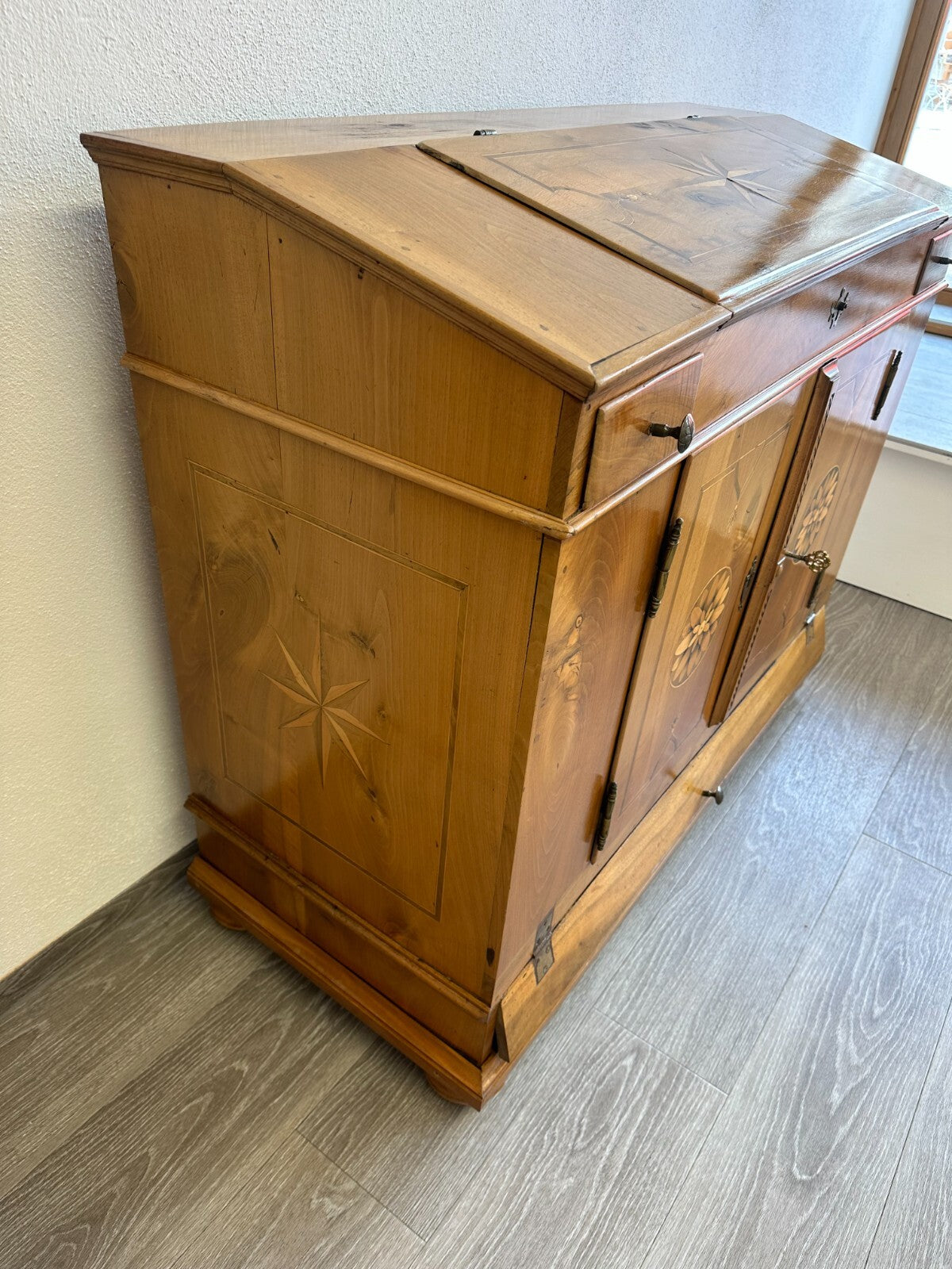 Antiker Louis Seize Sekretär um 1780 / 1800 Nussbaum furniert mit Intarsien