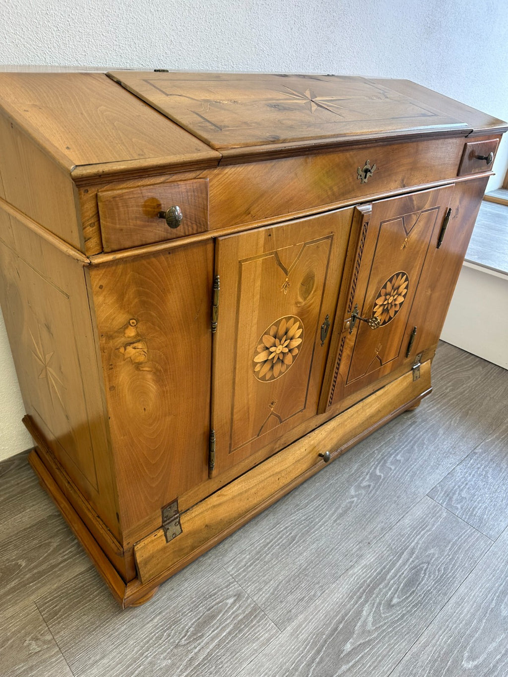 Antiker Louis Seize Sekretär um 1780 / 1800 Nussbaum furniert mit Intarsien