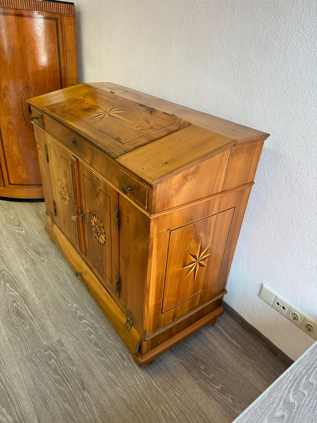 Antiker Louis Seize Sekretär um 1780 / 1800 Nussbaum furniert mit Intarsien