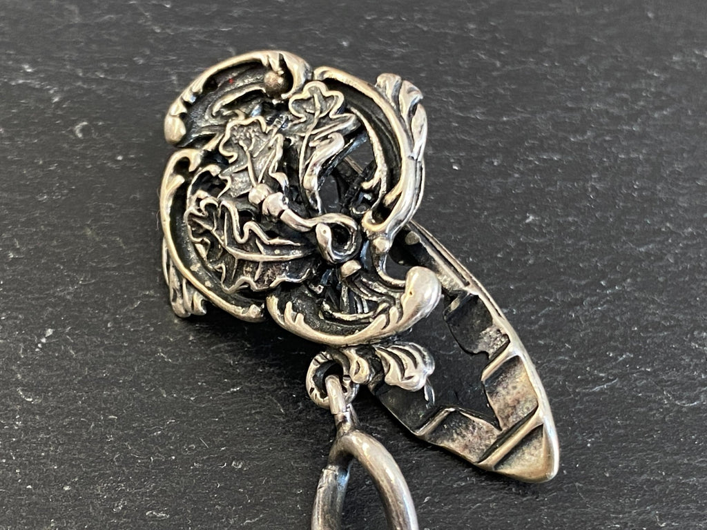 Grosser Charivari Rockstecker Hosenstecker aus Silber