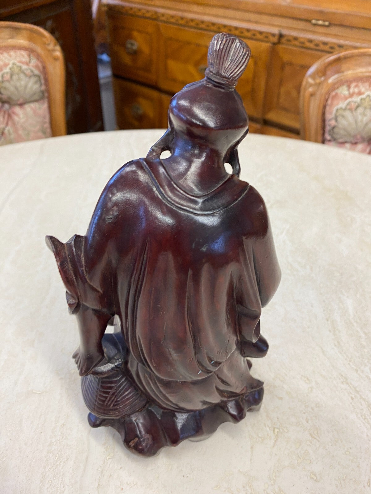 China Skulptur aus Holz sitzender Gelehrter 22cm hoch