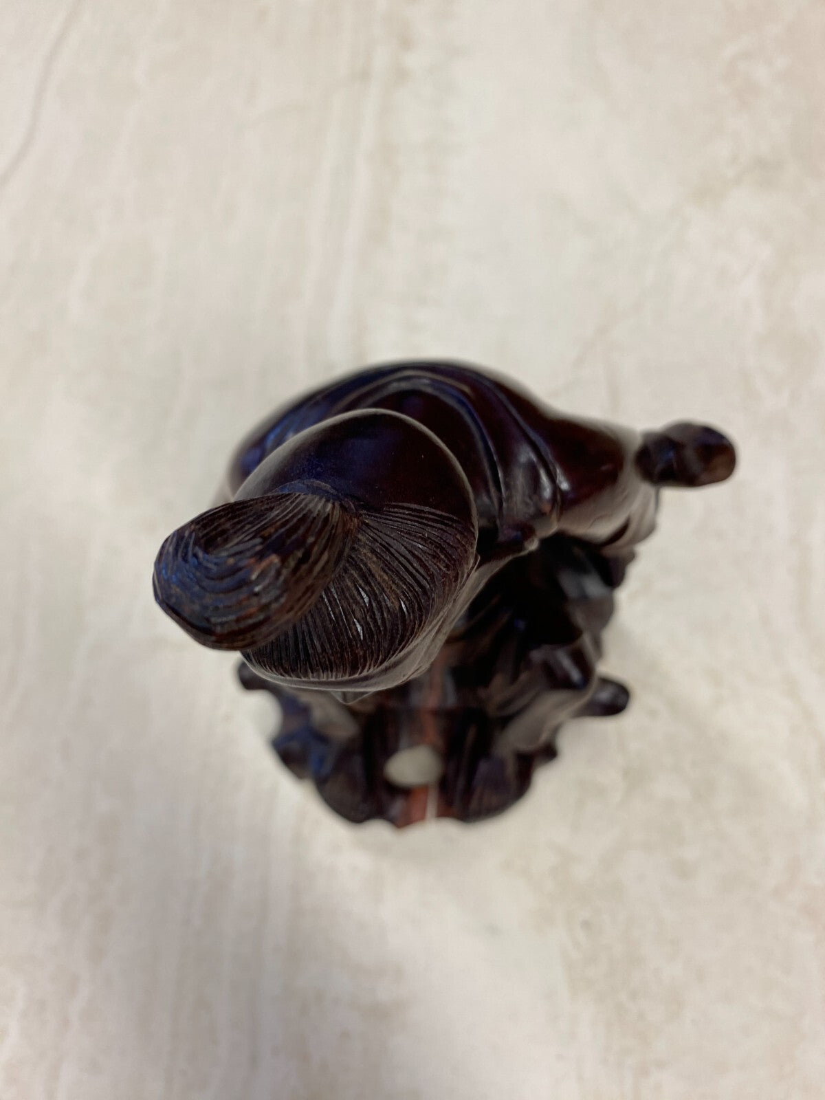 China Skulptur aus Holz sitzender Gelehrter 22cm hoch