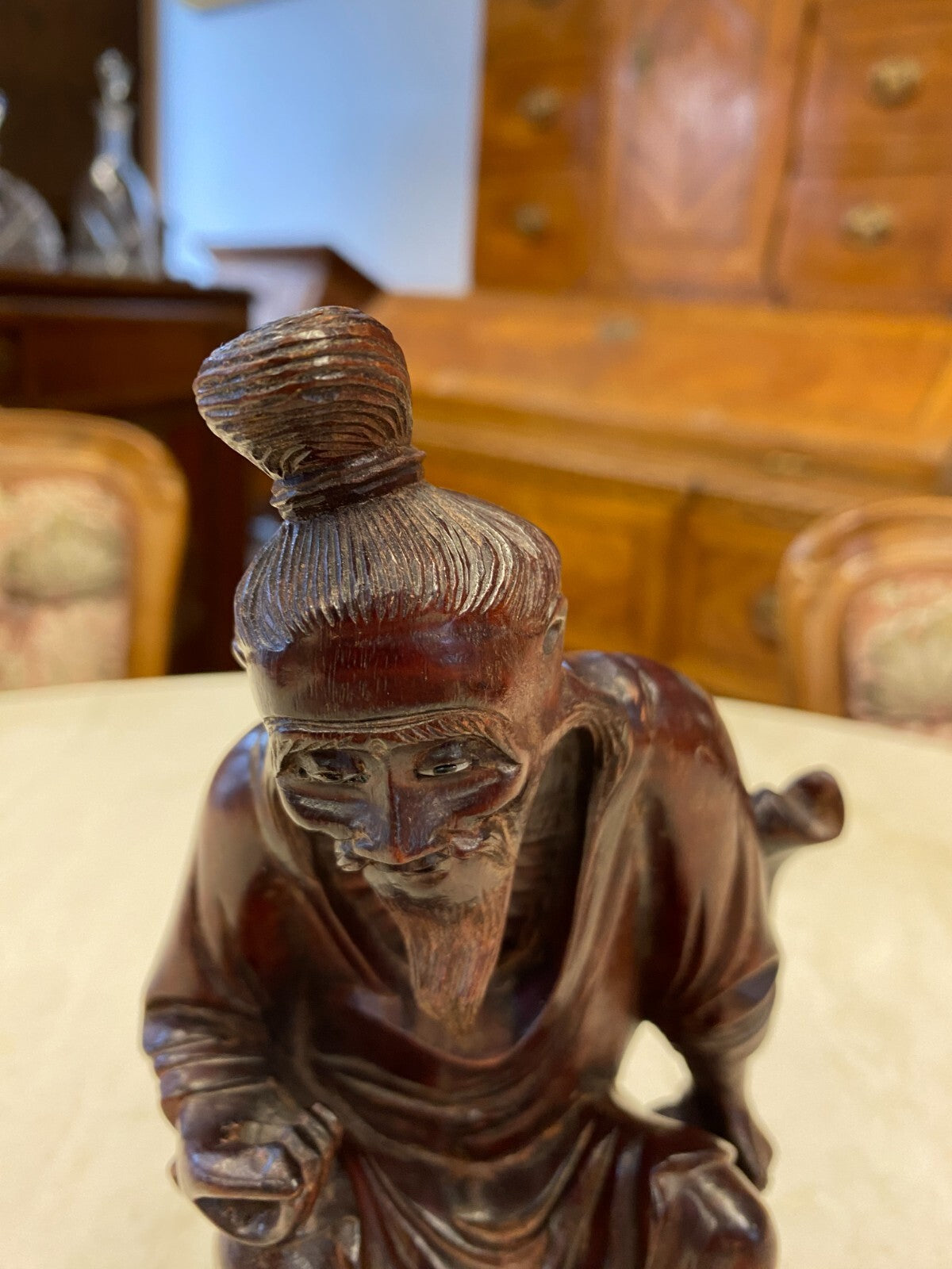China Skulptur aus Holz sitzender Gelehrter 22cm hoch