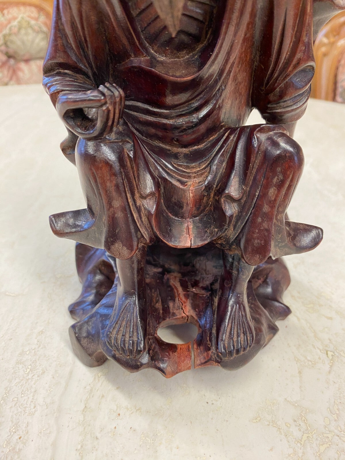 China Skulptur aus Holz sitzender Gelehrter 22cm hoch