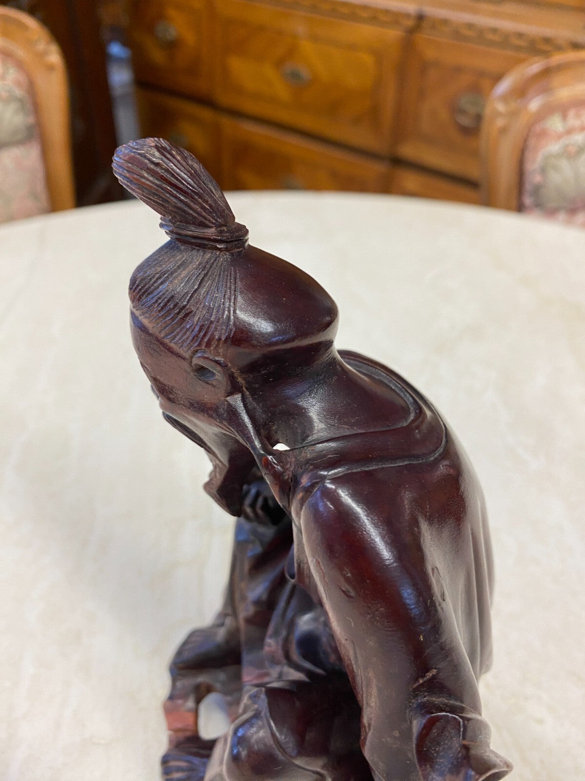China Skulptur aus Holz sitzender Gelehrter 22cm hoch