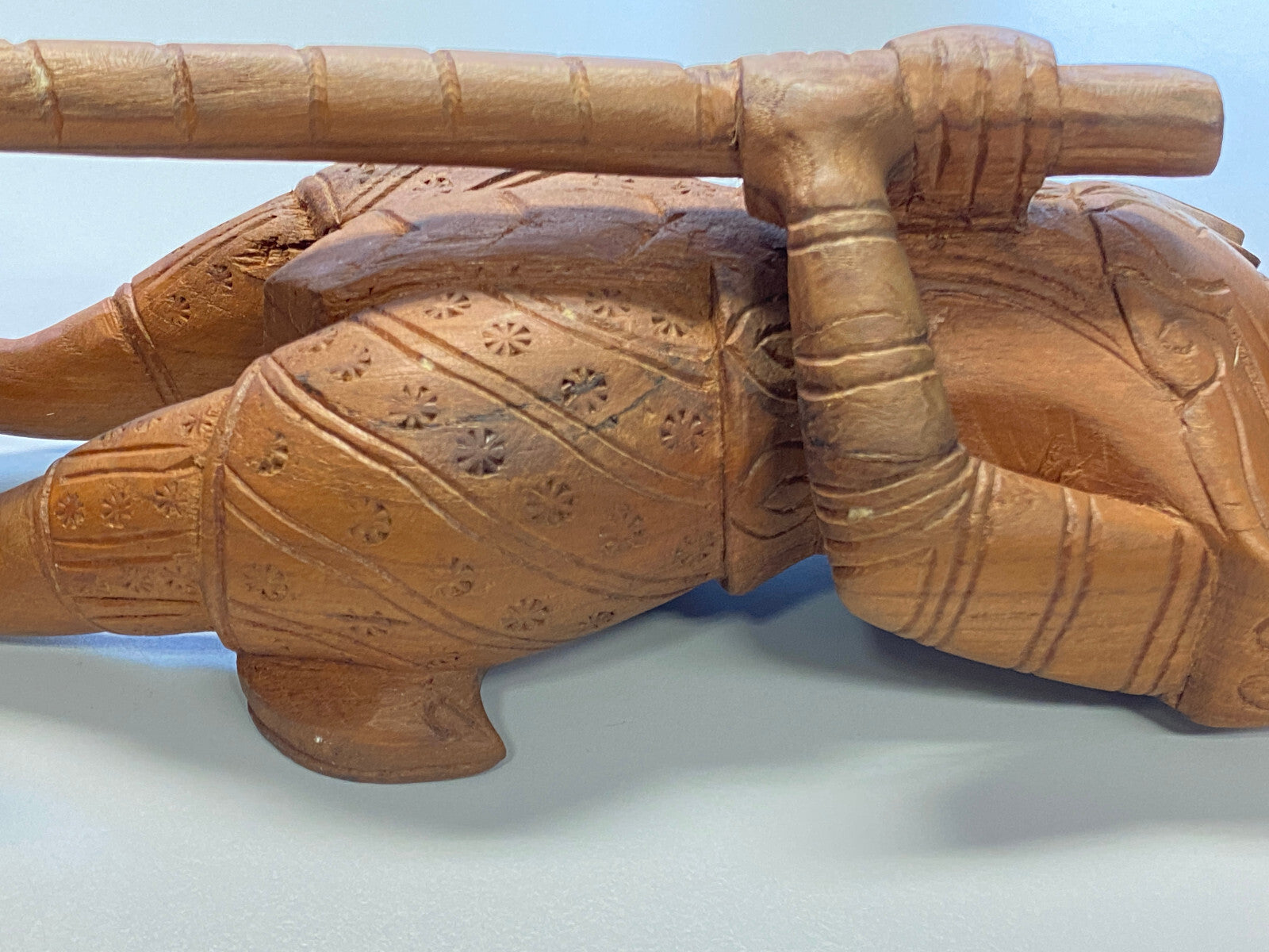 Thailand Skulptur aus Holz stehender Krieger 42cm hoch