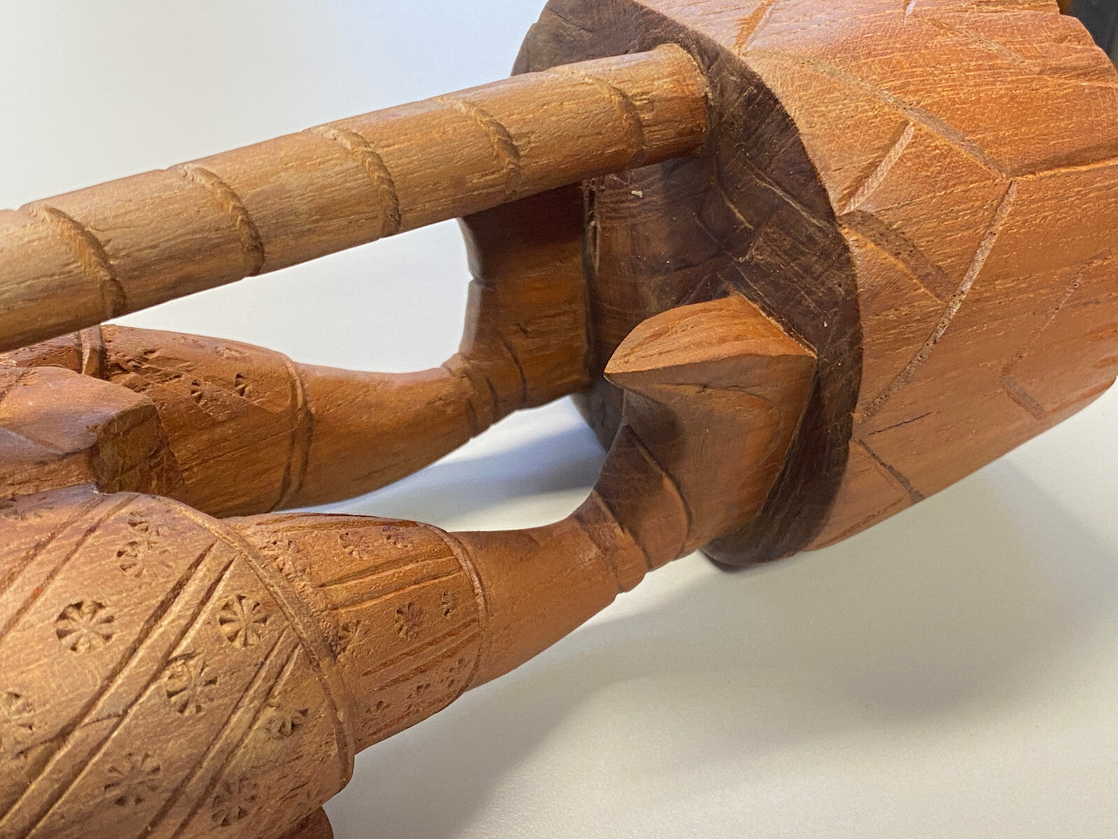 Thailand Skulptur aus Holz stehender Krieger 42cm hoch