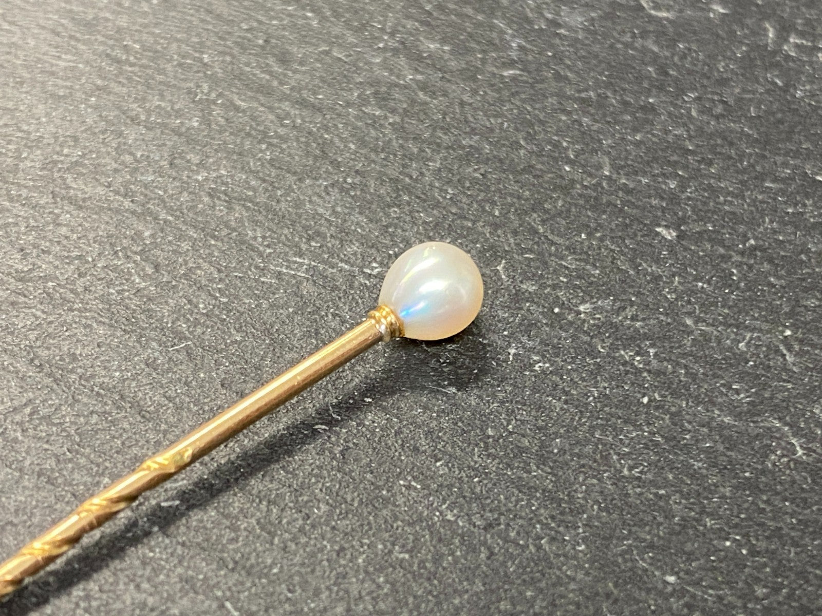 ANTIKE KRAWATTENNADEL GELB GOLD MIT PERLE