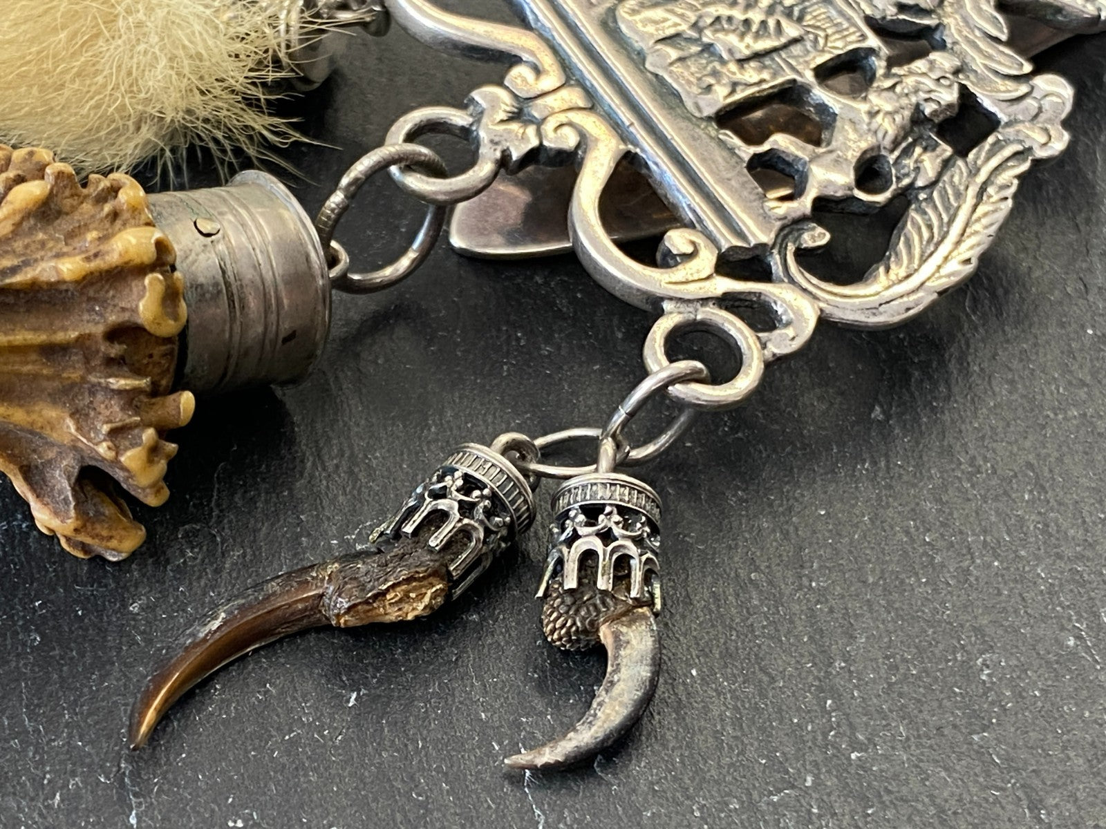 Charivari Rockstecker Hosenstecker aus Silber Drei Anhänger