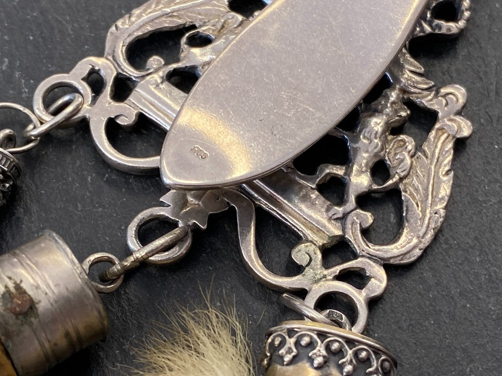 Charivari Rockstecker Hosenstecker aus Silber Drei Anhänger