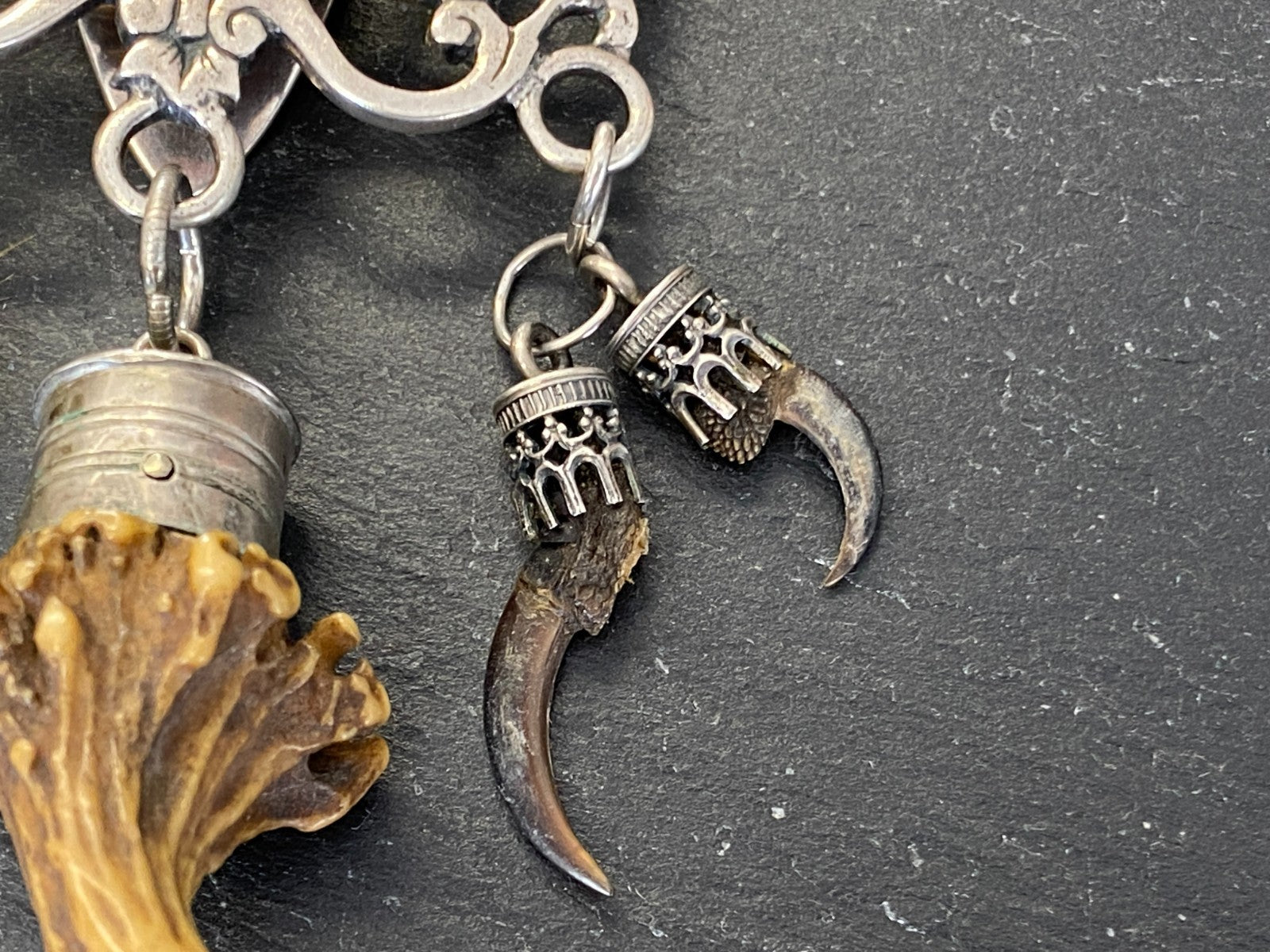 Charivari Rockstecker Hosenstecker aus Silber Drei Anhänger