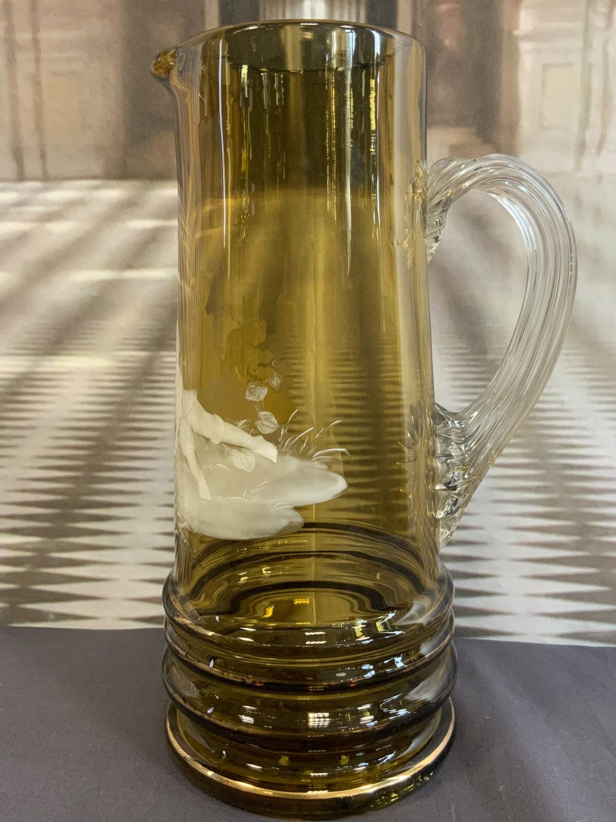 Kanne Romantische Szenerie gross antik Kanne aus Glas mit Dekor Kinder auf Wiese