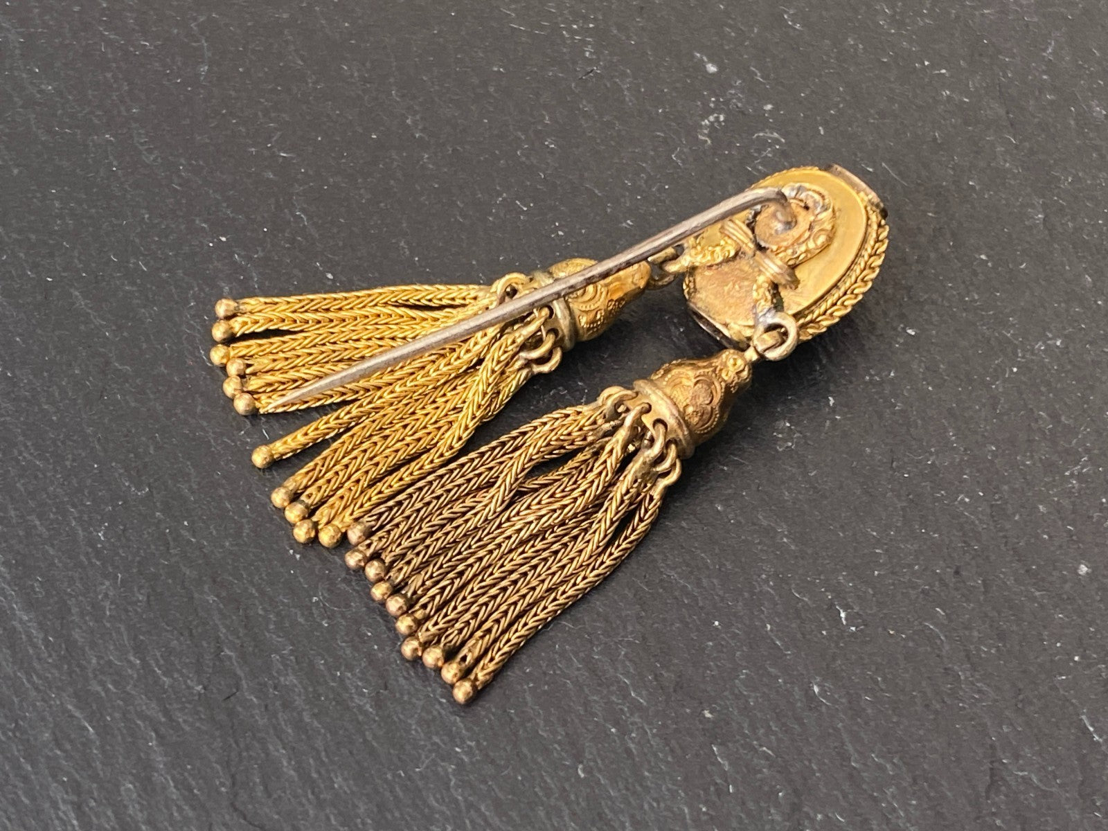 Antike Viktorianische Anstecknadel aus Gold Emaille Diamant und Saphire