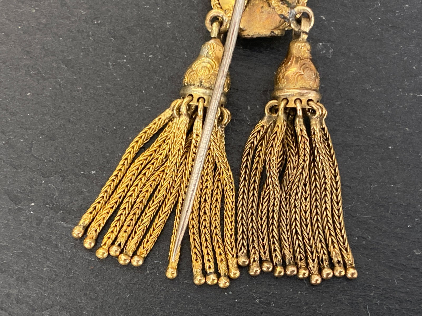 Antike Viktorianische Anstecknadel aus Gold Emaille Diamant und Saphire