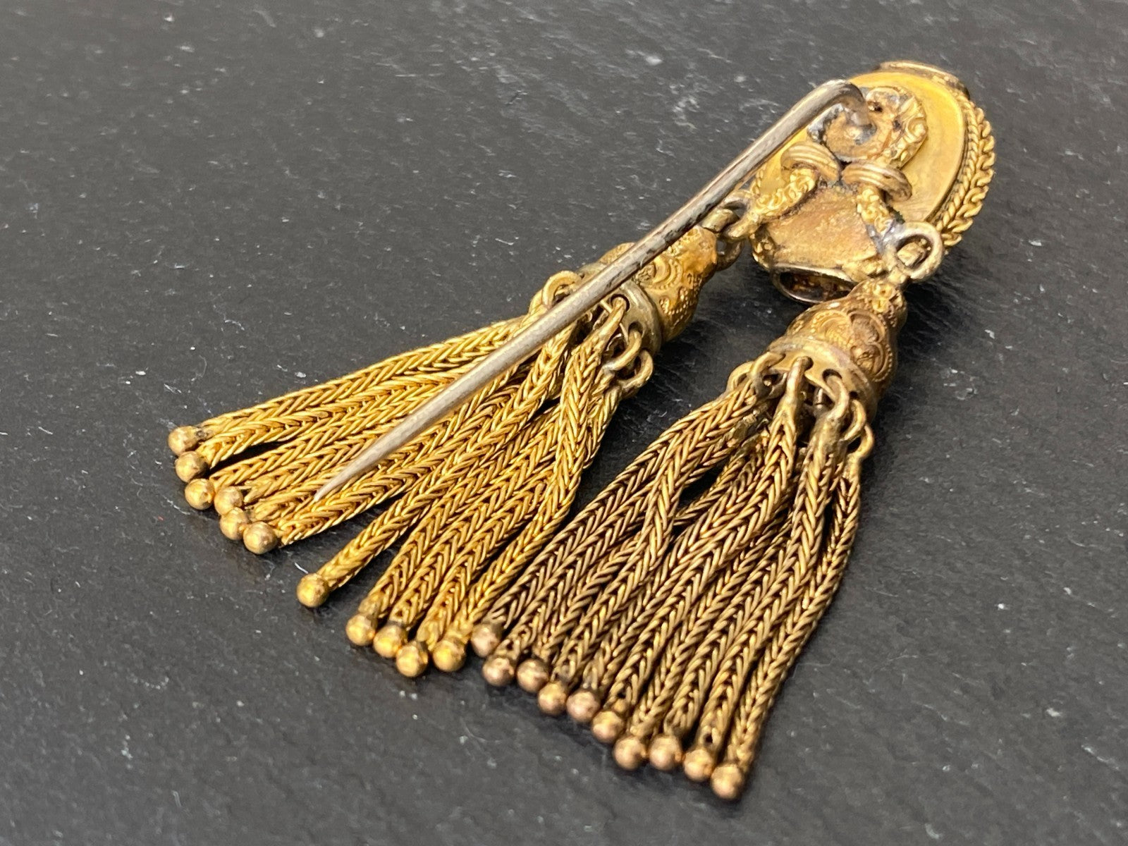 Antike Viktorianische Anstecknadel aus Gold Emaille Diamant und Saphire