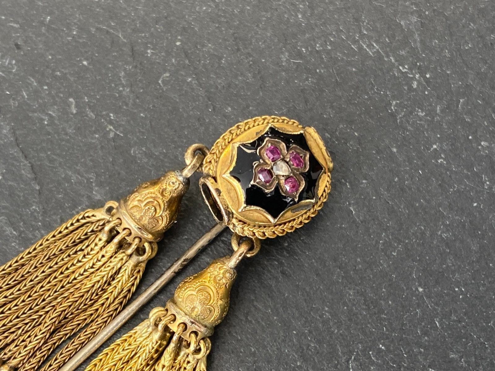 Antike Viktorianische Anstecknadel aus Gold Emaille Diamant und Saphire