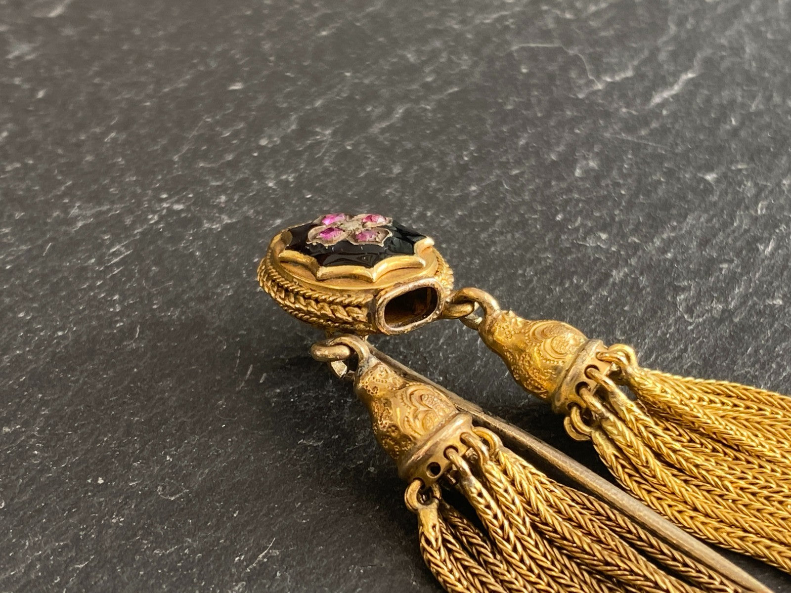 Antike Viktorianische Anstecknadel aus Gold Emaille Diamant und Saphire