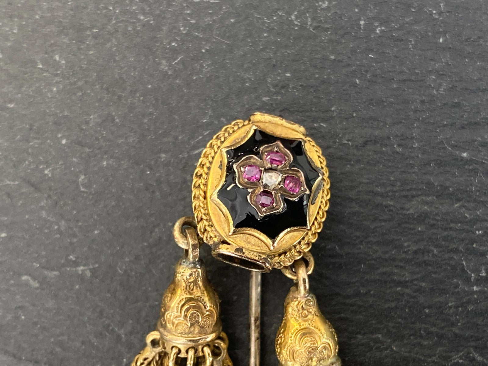 Antike Viktorianische Anstecknadel aus Gold Emaille Diamant und Saphire